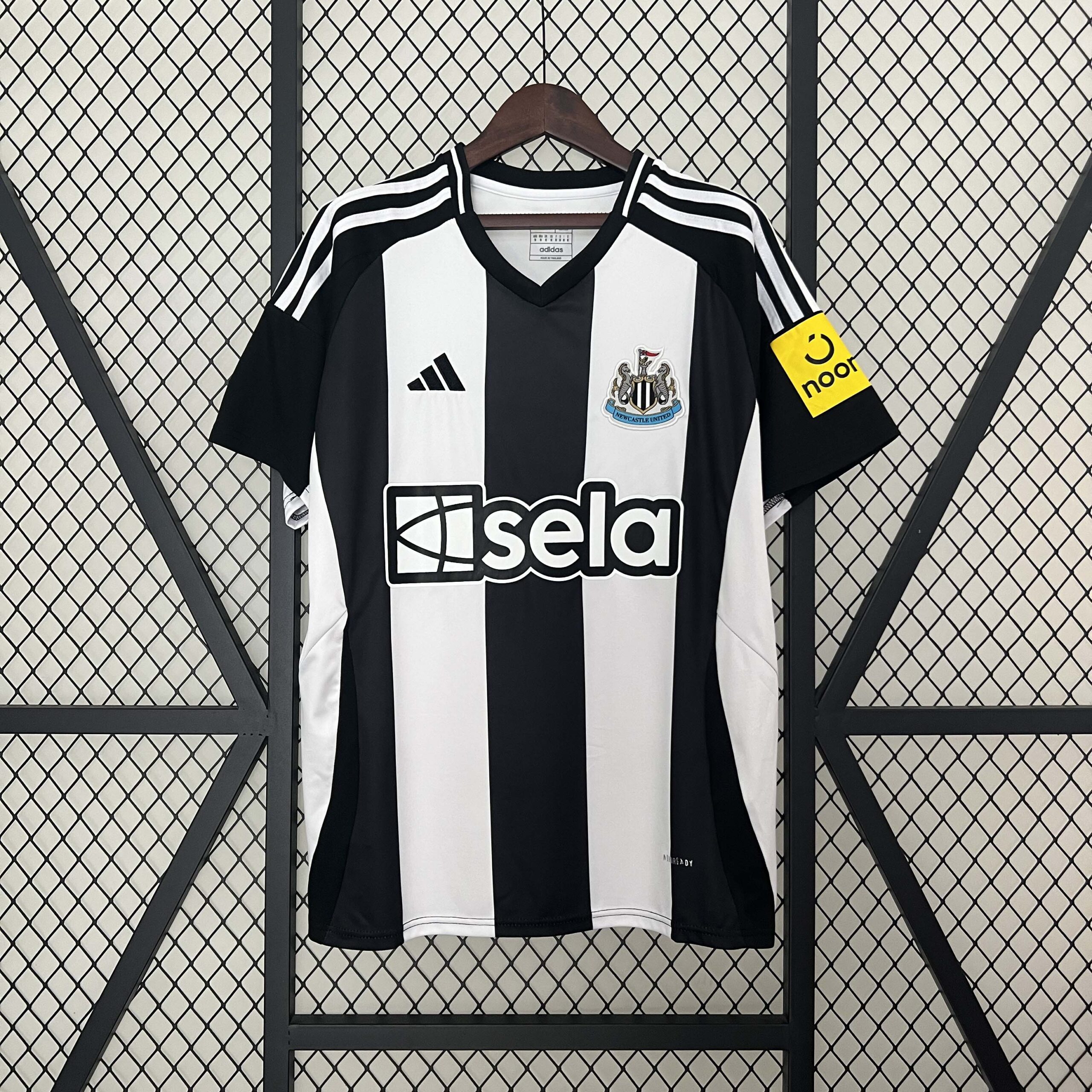 06579eacdef8717699c62dc467487cba5a3e8159 2024/2025 Newcastle United Home Football Shirt 1:1 Thai Quality - Image 1