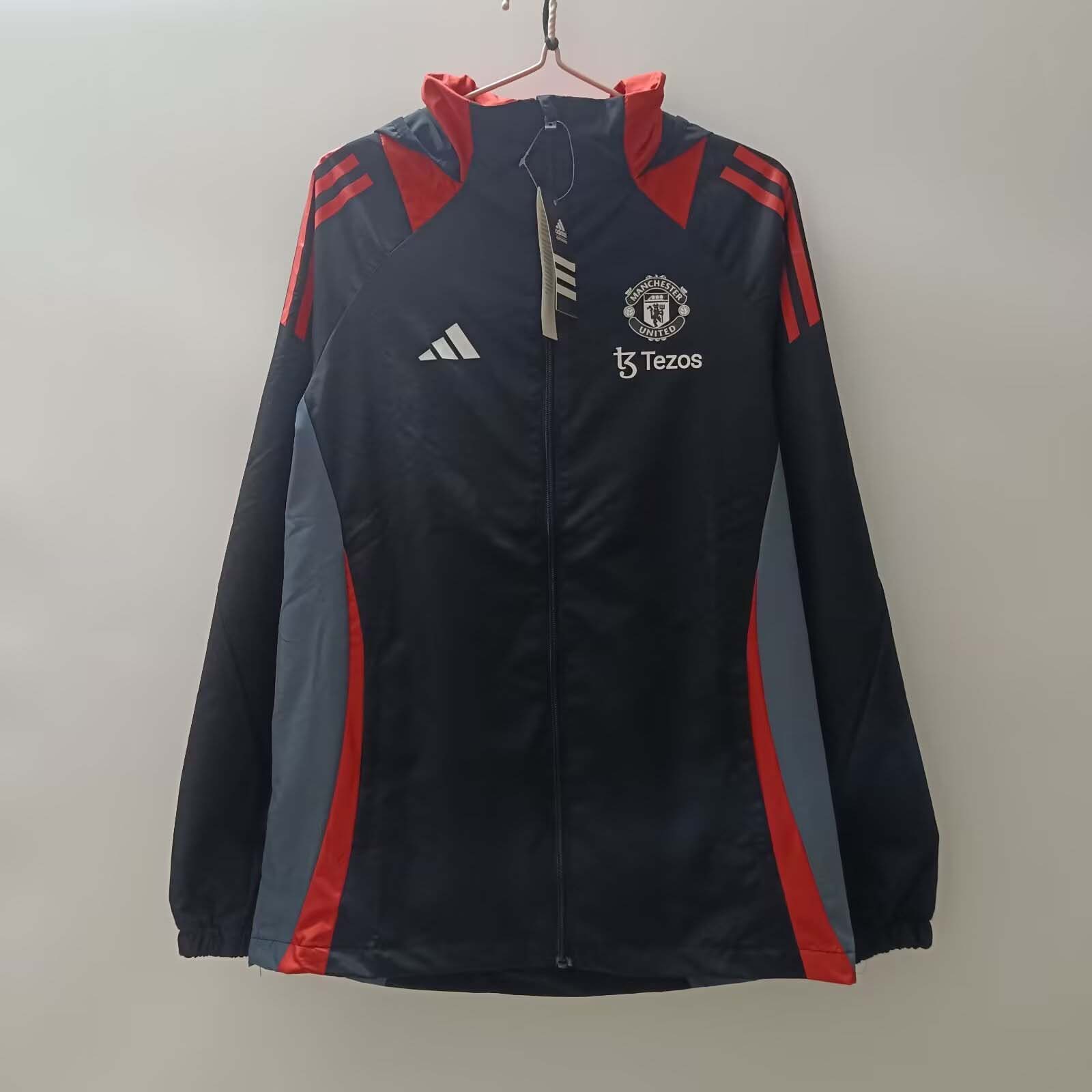 168df6e48937abb4c014e8a1df6f79dbdd2f01f4 2024/2025 Manchester United Windbreaker Black Football Shirt 1:1 Thai Quality - Image 1
