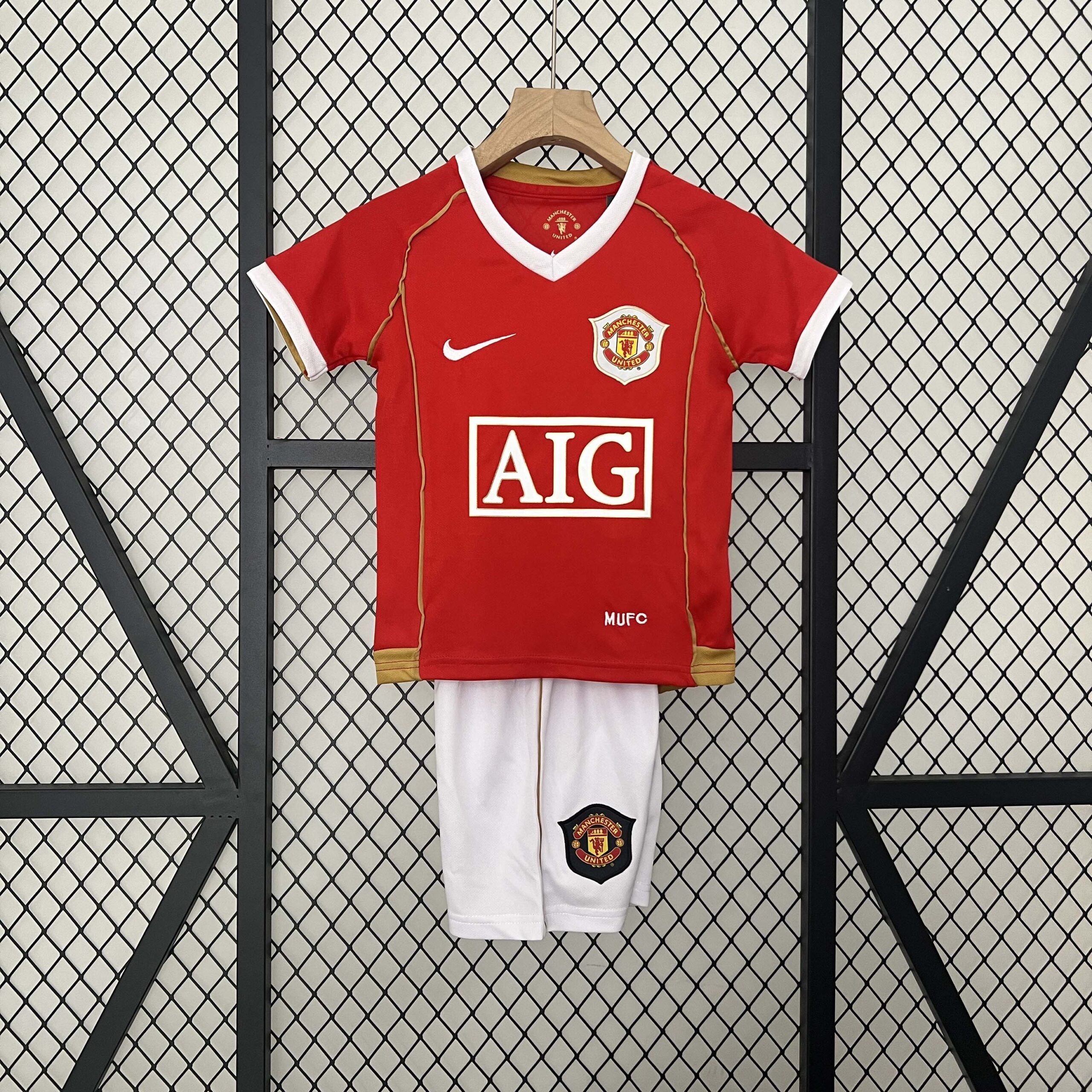 570c0e12fefae043a83399774b3053a665daee7a 2006/2007 Retro Manchester United Home Football Shirt 1:1 Thai Quality Kids Size - Image 1