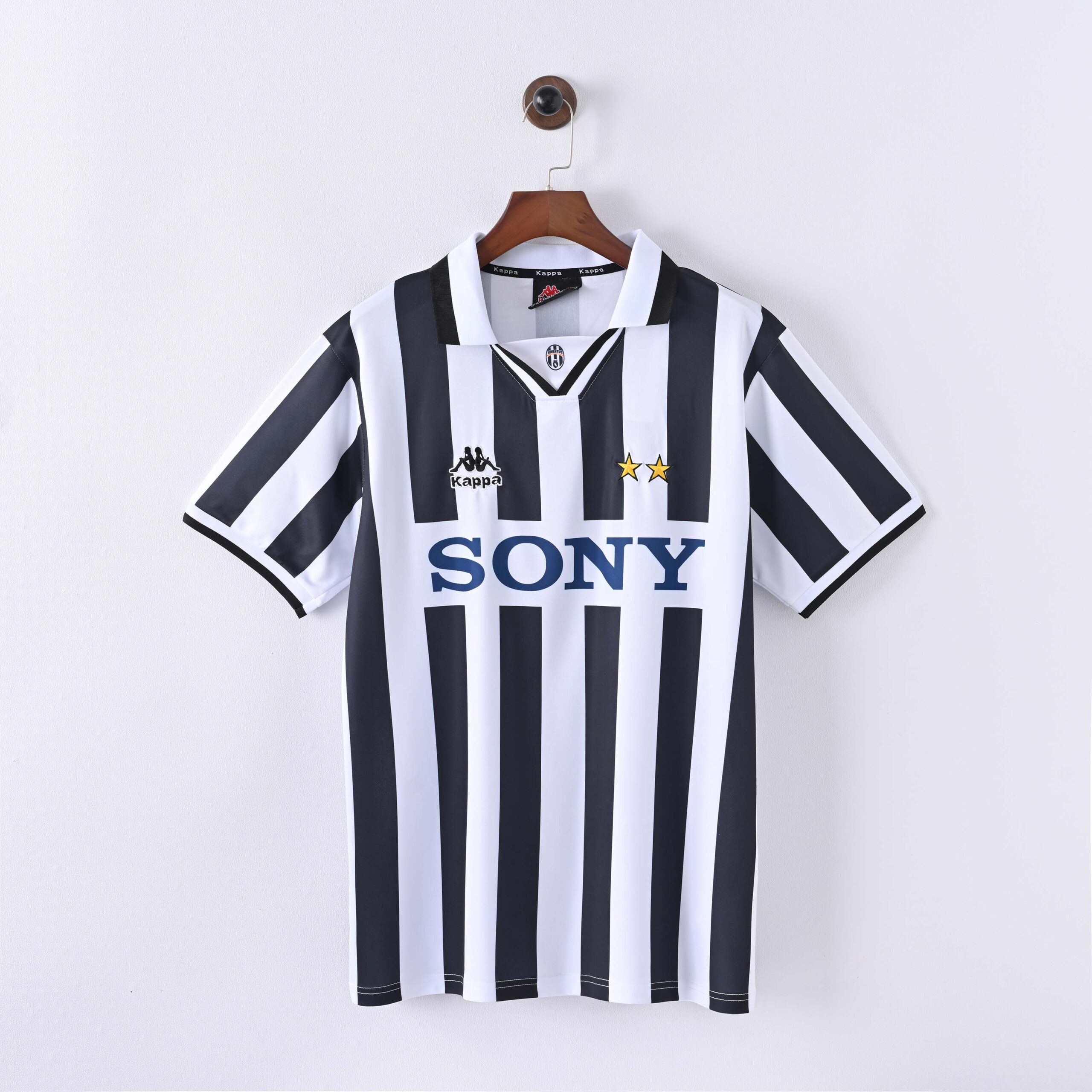 5c95a00f12968626fc8ca27f0f3119db998f3097 1996/1997 Retro Juventus Football Shirt Home 1:1 Thai Quality - Image 1