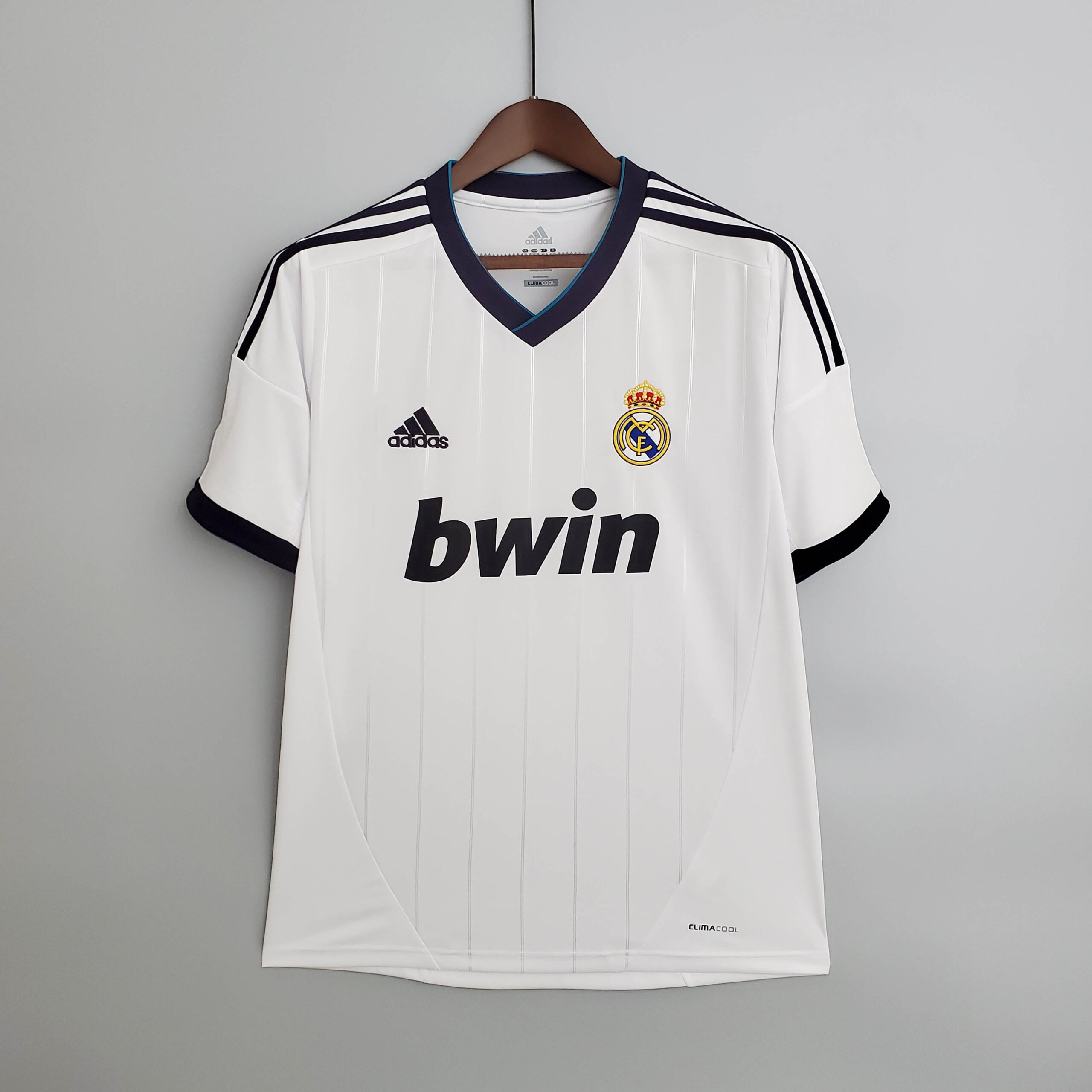 7c9386974170fe4f9aaced13c5f41588f94c52dc 2012/2013 Retro Real Madrid Home - Image 1