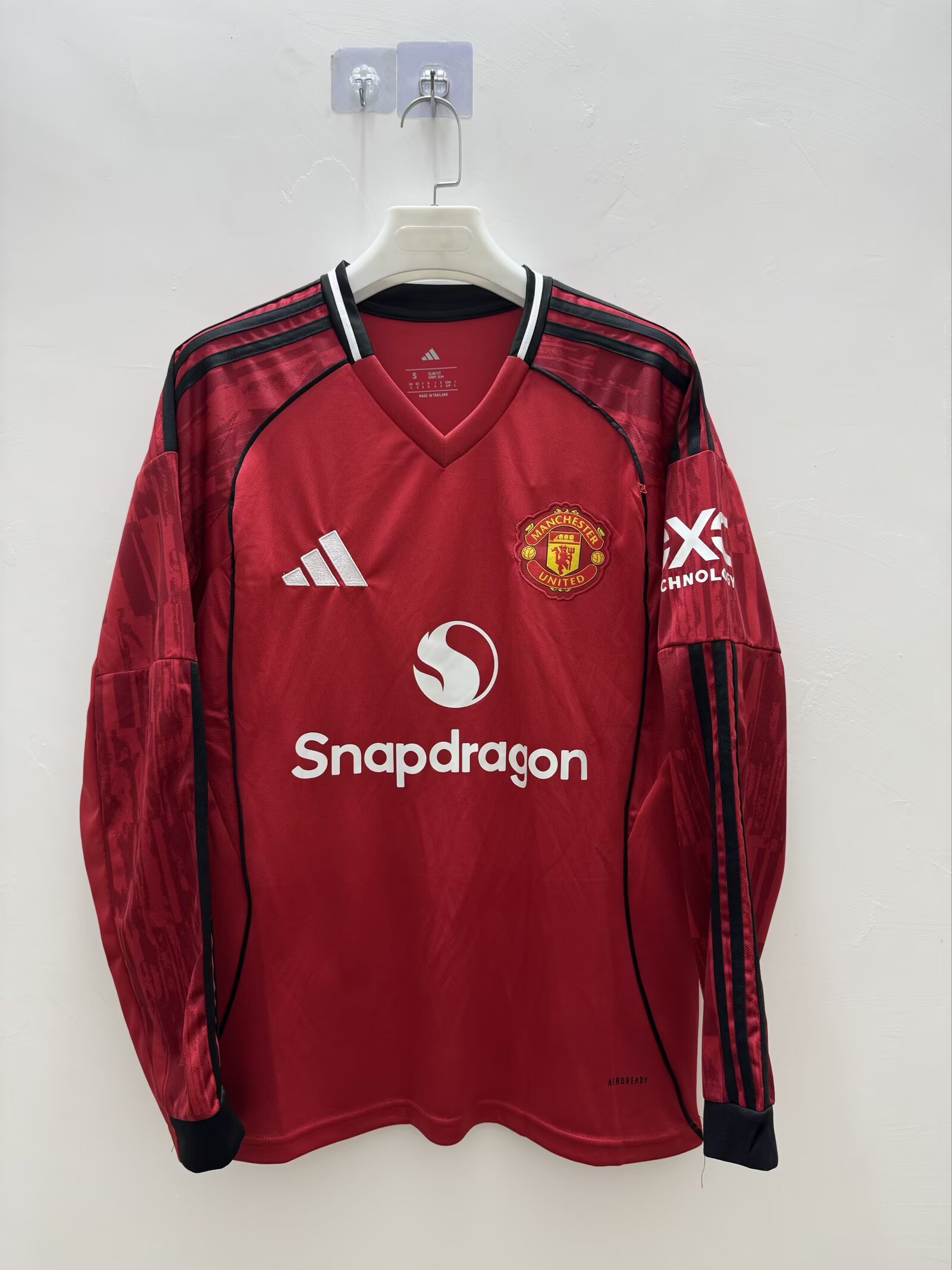 a68968345338aceb6cf8c176bf8f861d0d0b85d9 2025/2026 Long Sleeve Manchester United Home Football Shirt 1:1 Thai Quality - Image 1