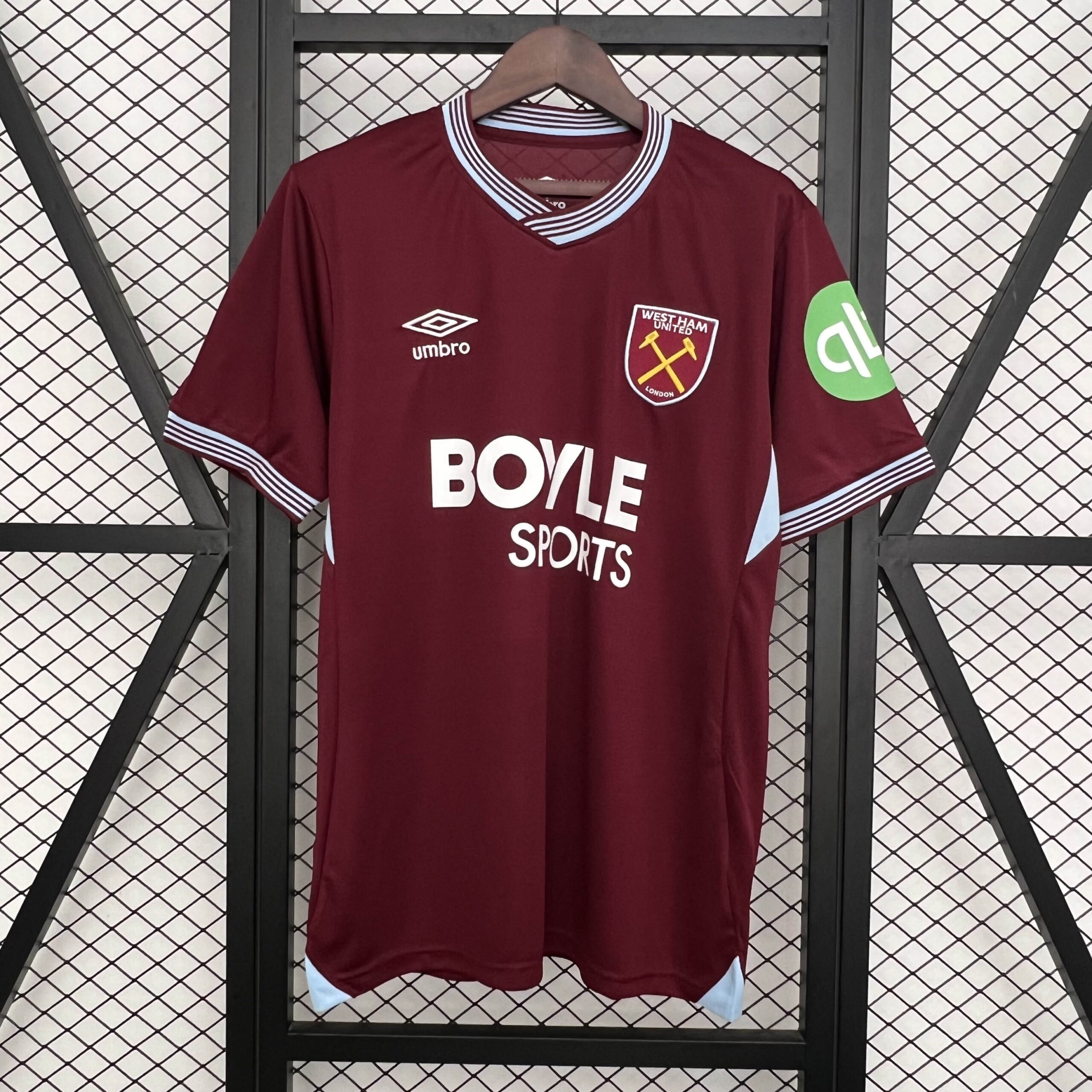 b26e32813c5ecb93d3cfc75dbc3e878d4eef1413 2025/2026 West Ham United Home Football Shirt 1:1 Thai Quality - Image 1