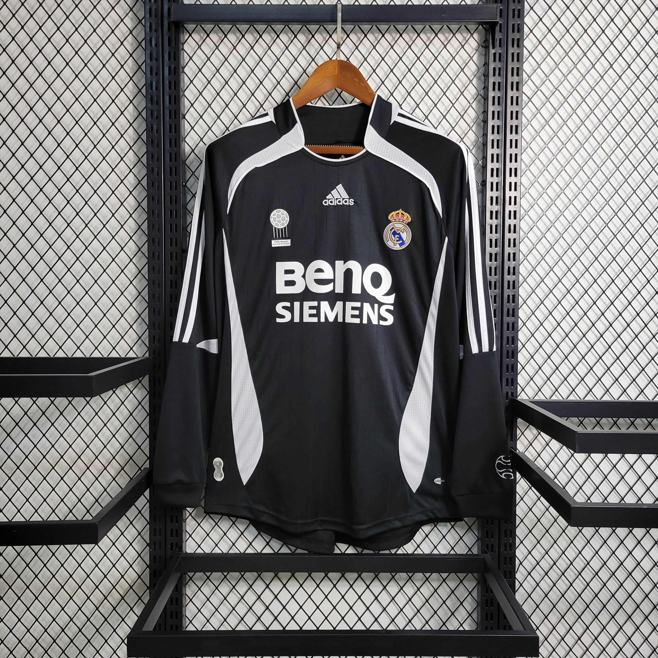 b4f4018d844b01a9396c4908dd59f5d0922323fc 2006/2007 Retro Long Sleeve Real Madrid Away - Image 1