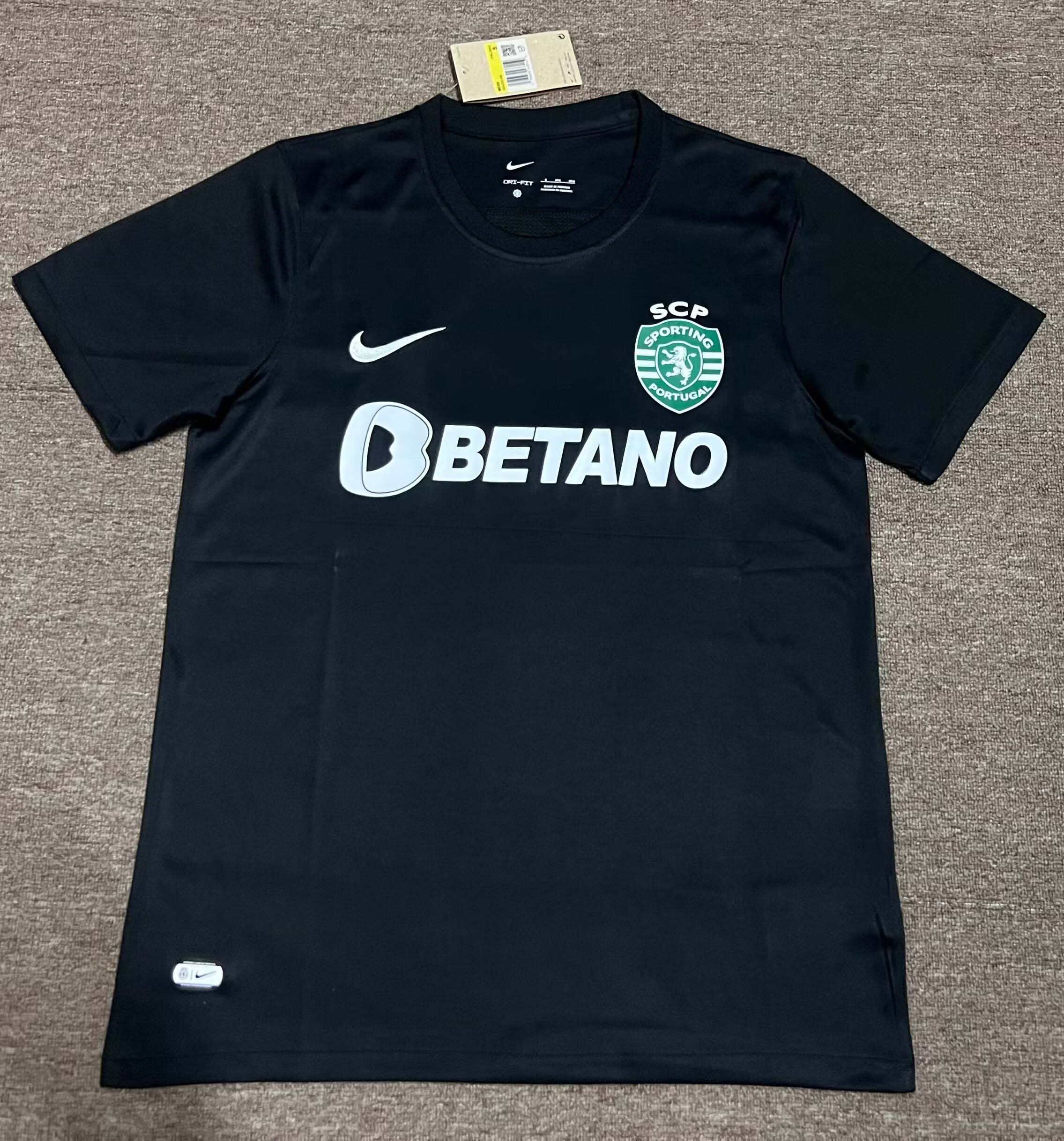 c4e58754aeafb3cd55eeb3eea0c29d5e56a82d01 2023/2024 Sporting Lisbon Fourth Away Football Shirt - Image 1