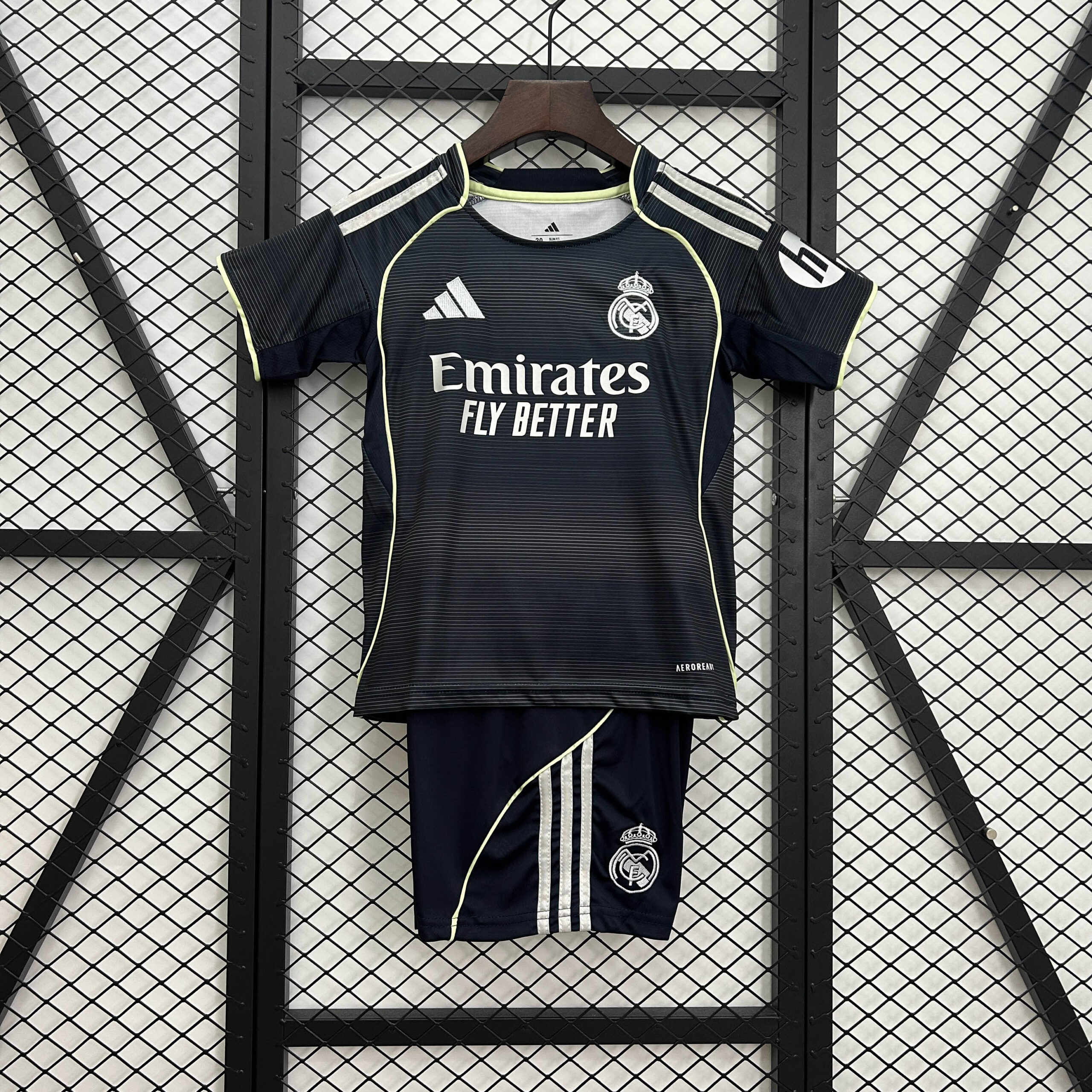 d44f2d7f708adef07e07f88019bcde44f4968365 2025/2026 Real Madrid Away Football Shirt 1:1 Thai Quality Kids Size - Image 1