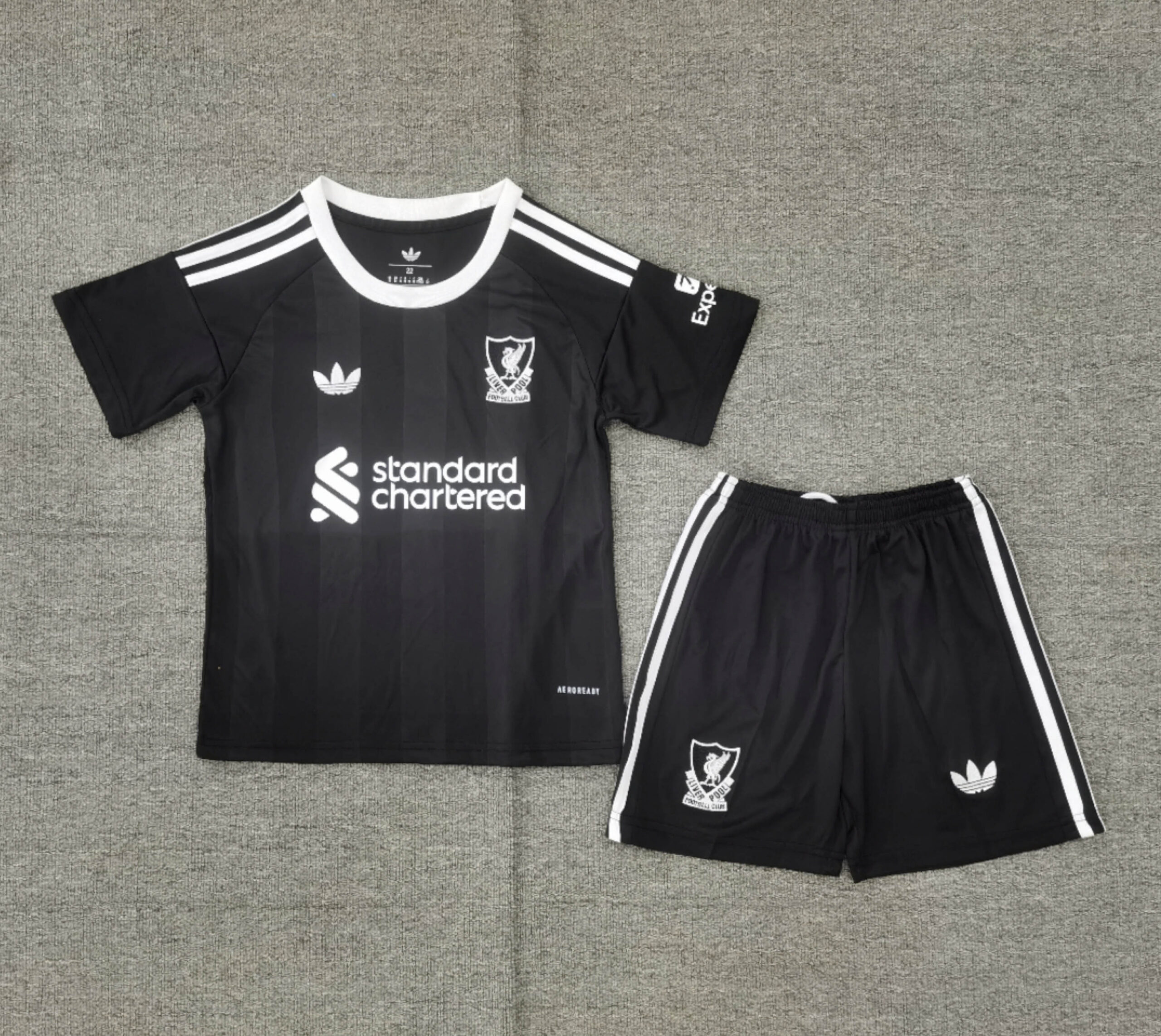 d8c89edd16fbd62bb55e1f8cb6bfbb9a35ce0682 2025/2026 Liverpool Goalkeeper Black Soccer Jersey 1:1 Thai Quality Kids Size - Image 1