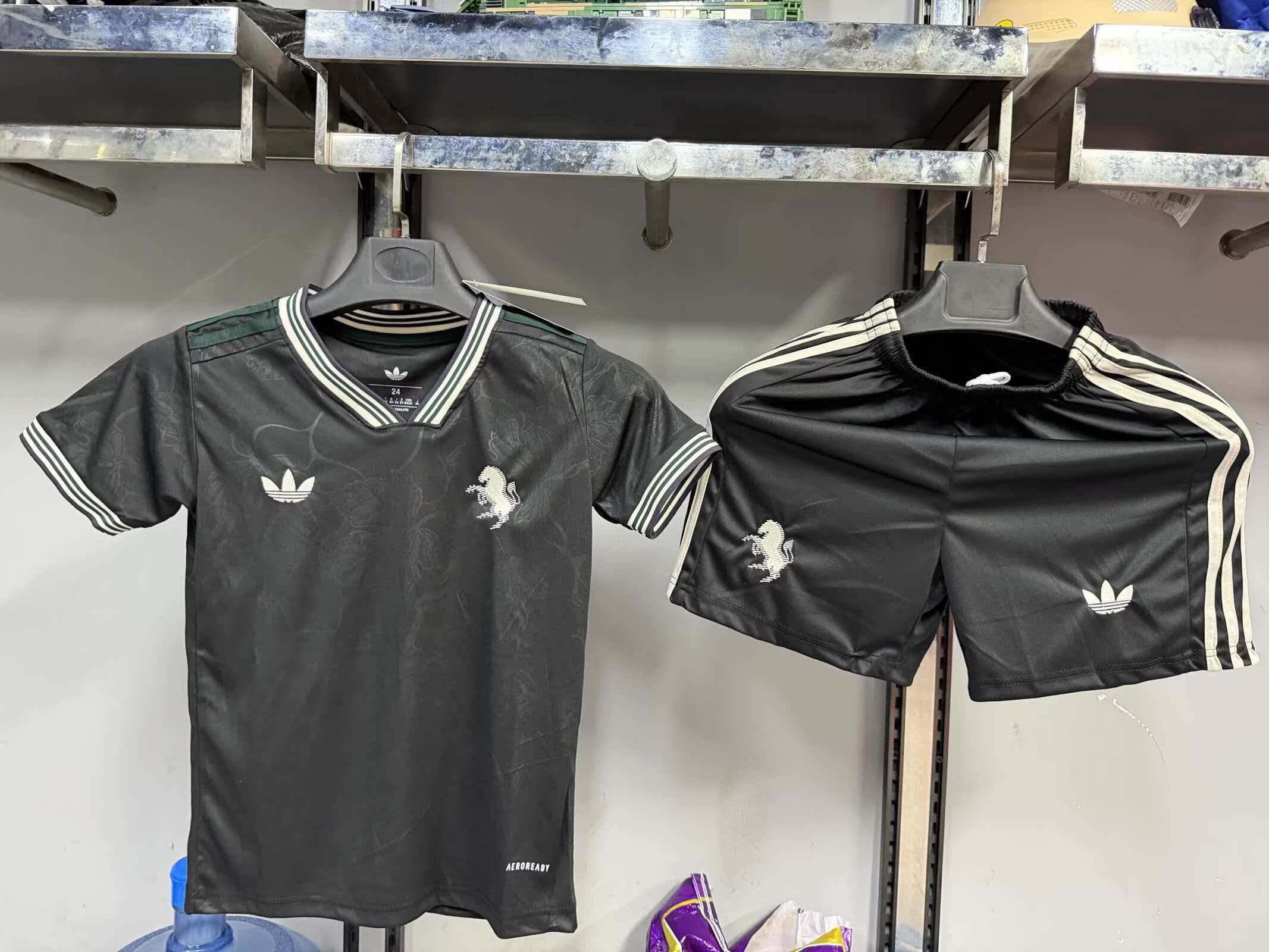 de8457c7aa96c553ffa7ee42940f44402c606d61 2025/2026 Juventus Third Away Soccer Jersey 1:1 Thai Quality Kids Size - Image 1