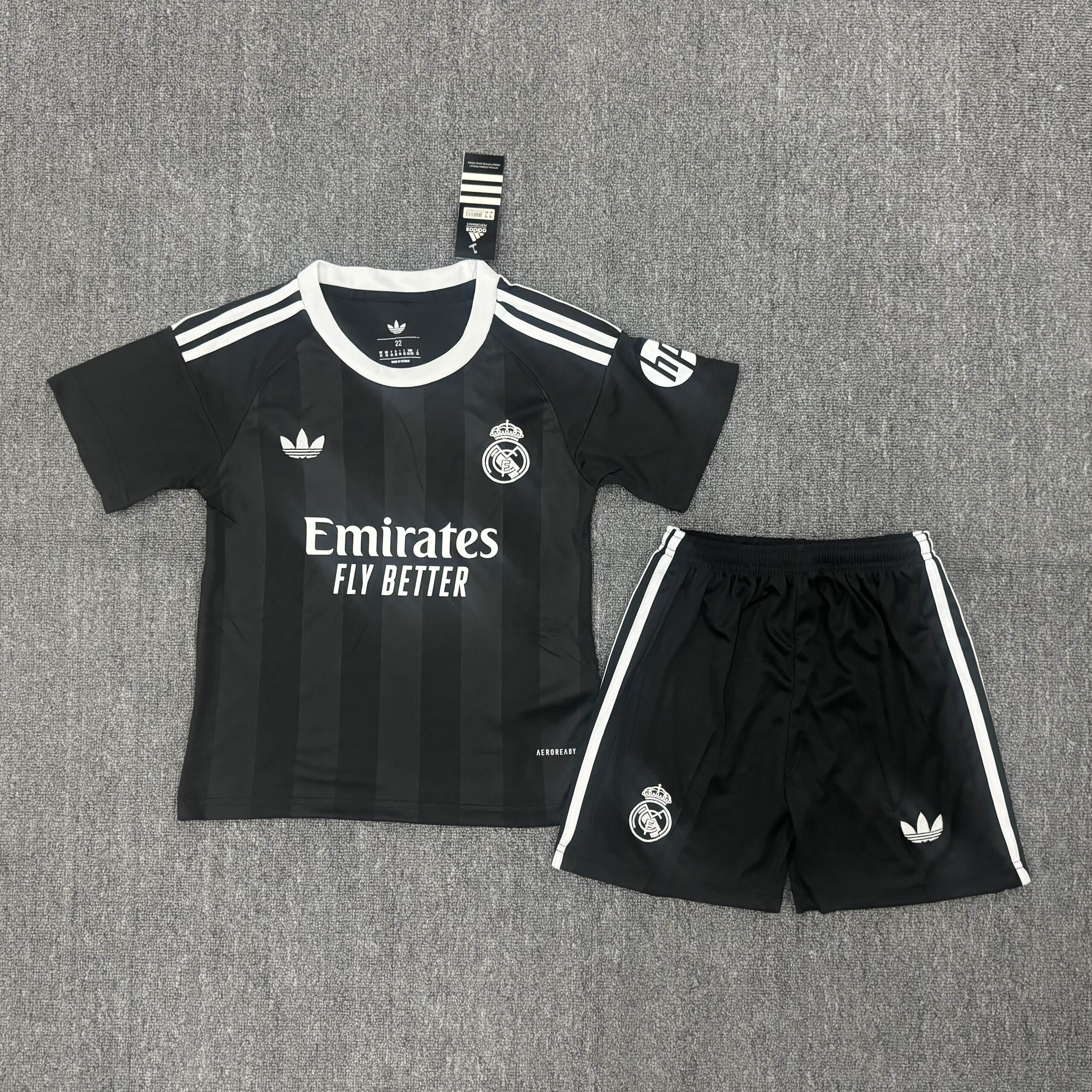 f0a1359036ed56e6df72490acdef414f22e877fa 2025/2026 Real Madrid Goalkeeper Black Football Shirt 1:1 Thai Quality Kids Size - Image 1