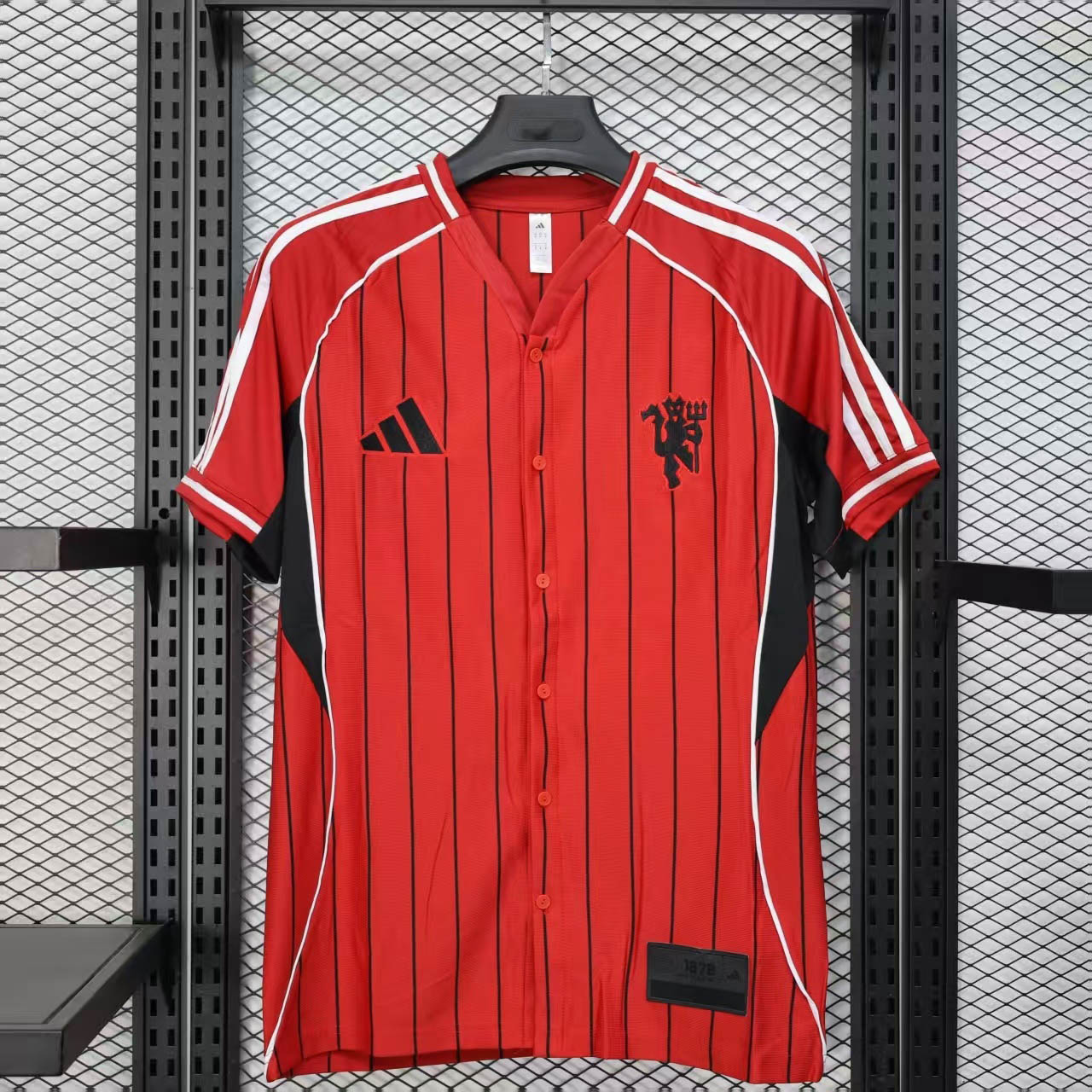 f54aff578bedabfb9cd6735b5ec484f9d233795e 2025/2026 Manchester United Baseball Uniform Red Football Shirt 1:1 Thai Quality - Image 1