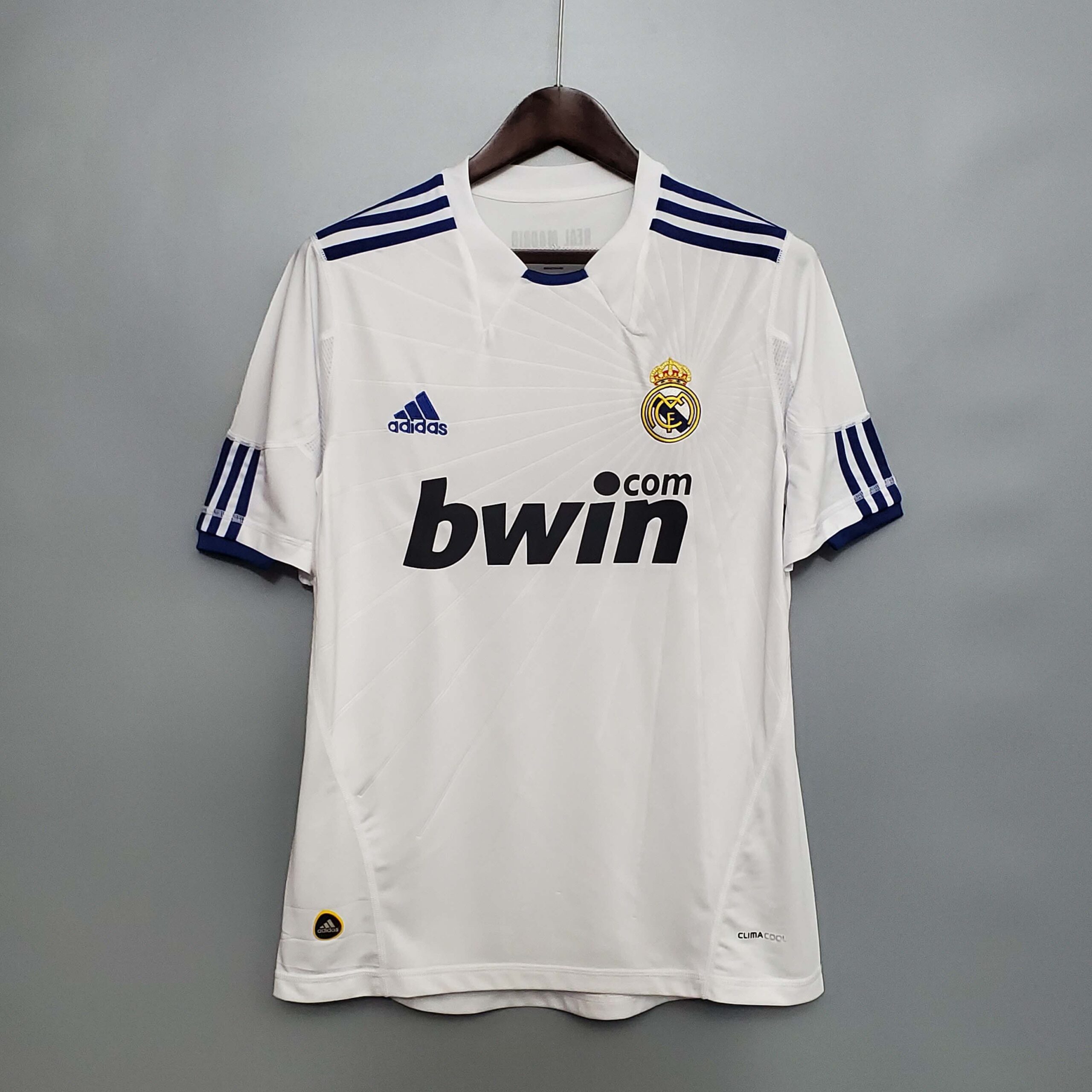 fb150c6c18aa6e6a84744bcd85f9a135c4cfd5ba 2010/2011 Retro Real Madrid Home Football Shirt 1:1 Thai Quality - Image 1