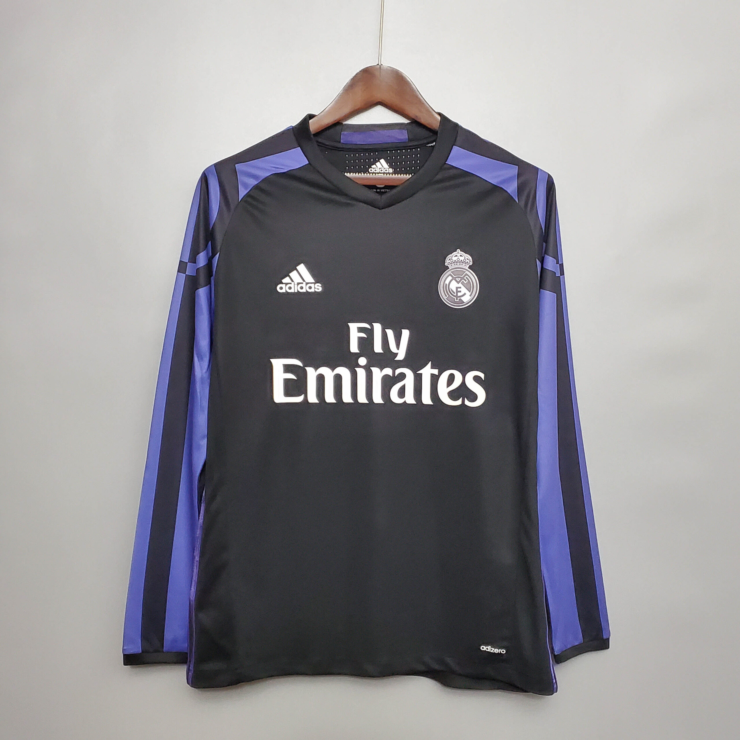fb99e44ff60767f722a9d43ee26de680ac0a1f9b 2016/2017 Retro Long Sleeve Real Madrid Third Away - Image 1